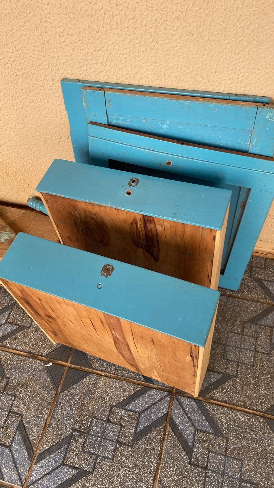 A cristaleira azul — como chegou